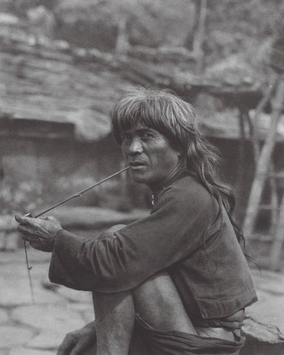 Japão: Chefe da tribo Paiwan em Raisha (fotografia a preto e branco) de Axel von Graefe