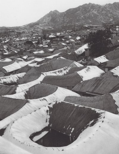 Japão: Kai-syong, Vista de uma pequena cidade coreana no inverno (fotografia a preto e branco) de Axel von Graefe