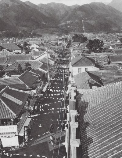 Japão: Centro comercial em Beppu (fotografia a preto e branco) de Axel von Graefe