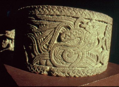 Urna com serpente emplumada de Aztec