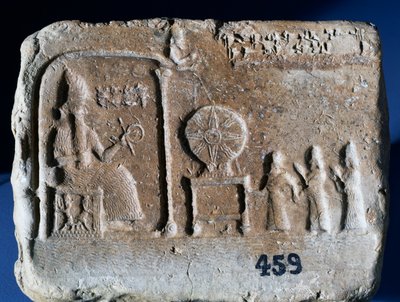 Tábua votiva representando Shamash, o deus-sol de Sippar, sentado em seu santuário com o rei babilônico Nebopaliddin sendo conduzido à presença de Deus por duas figuras. Arte babilônica, século IX aC. de Babylonian