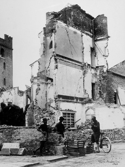 Os bombardeamentos de Sermide. Três pessoas em frente a um grupo de casas bombardeadas... de Baccarini and Porta