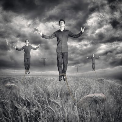 Homens Levitando - Céu Tempestuoso de Baden Bowen