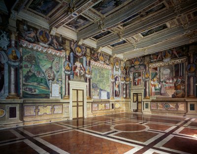 Salão real ou de Hércules com afrescos de Baldassare Croce representando cenas mitológicas e históricas da cidade de Viterbo, teto de caixotões de madeira com as posses da cidade, Câmara Municipal (anteriormente Palazzo dei Priori), Viterbo, Lazio, Itália de Baldassare Croce