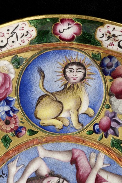 Tigela com tampa, pires e colher com decoração astrológica, início do século XIX de Baqir