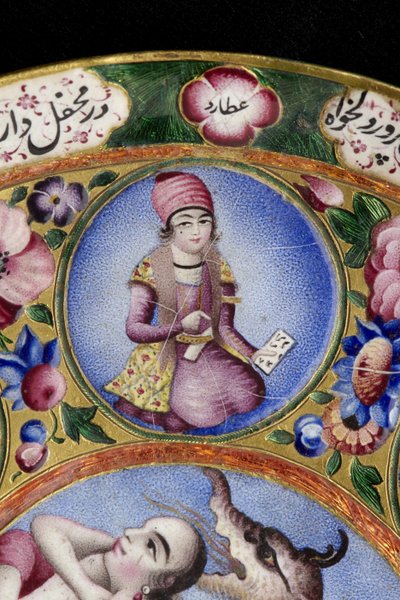 Tigela com tampa, pires e colher com decoração astrológica, início do século XIX de Baqir