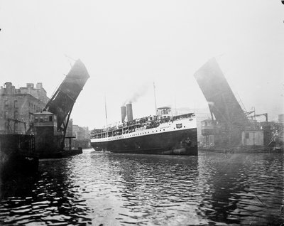 Navio Eastland, Chicago, Illinois, EUA, c.1900 (foto a p/b) de Barnes and Crosby