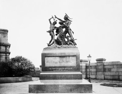 Fort Dearborn Massacre Monument at Calumet Street and 18 Avenue, Chicago, Illinois, EUA, c.1900 (foto a p/b) de Barnes and Crosby
