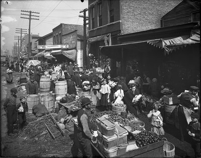 Maxwell Street Market, Chicago, Illinois, EUA, c.1905 (foto a p/b) de Barnes and Crosby