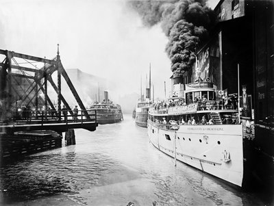 Barcos de passageiros no Rio Chicago, Chicago, Illinois, EUA, c.1905 (foto a p/b) de Barnes and Crosby