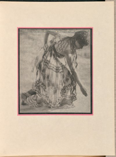 [Dançarina feminina como uma ninfa, fazendo uma vénia]. de Baron Adolf De Meyer