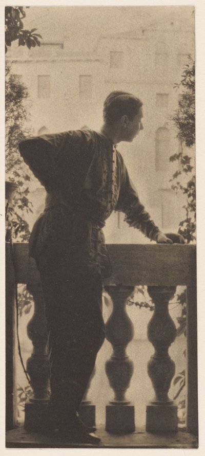 [Autorretrato] / [Adolf de Meyer na varanda do Palazzo Balbi-Valier, Veneza, Itália] de Baron Adolf De Meyer