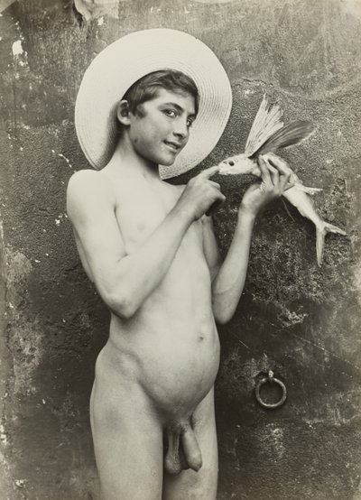 [Rapaz com peixe]. de Baron Wilhelm von Gloeden