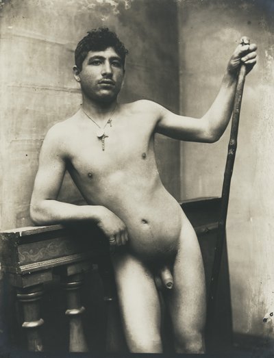 [Homem nu com cajado e colar de crucifixo]. de Baron Wilhelm von Gloeden