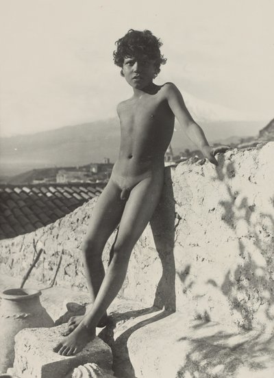 [Jovem nu de pé]. de Baron Wilhelm von Gloeden