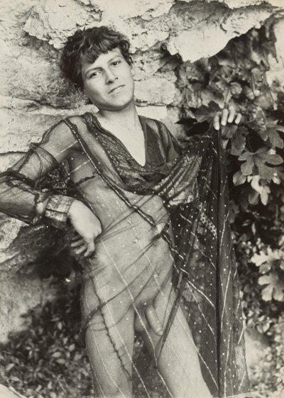 Jovem nu com um vestido transparente de Baron Wilhelm von Gloeden