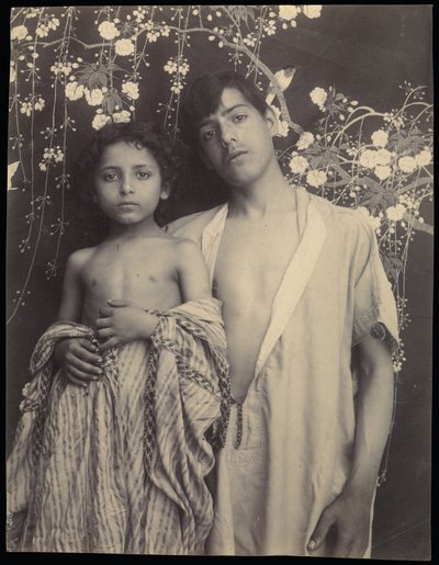 Rapaz e rapariga sicilianos diante de um tecido floral de Baron Wilhelm von Gloeden