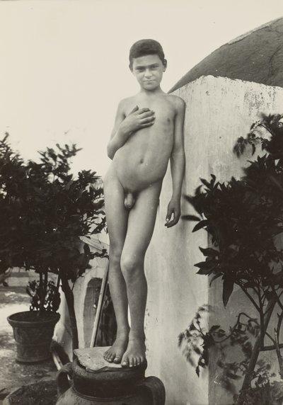 [Standing nude]. de Baron Wilhelm von Gloeden