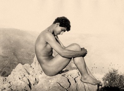 Estudo de um nu masculino em uma rocha, Taormina, Sicília, c.1900 (foto sépia) de Baron Wilhelm von Gloeden