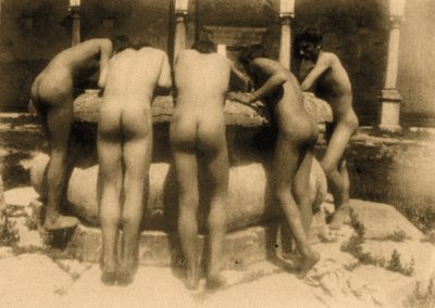 Estudo de cinco meninos olhando para um poço, Sicília, C.1900 (foto sépia) de Baron Wilhelm von Gloeden