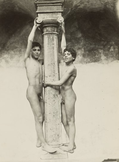 [Dois rapazes agarrados a uma coluna] de Baron Wilhelm von Gloeden