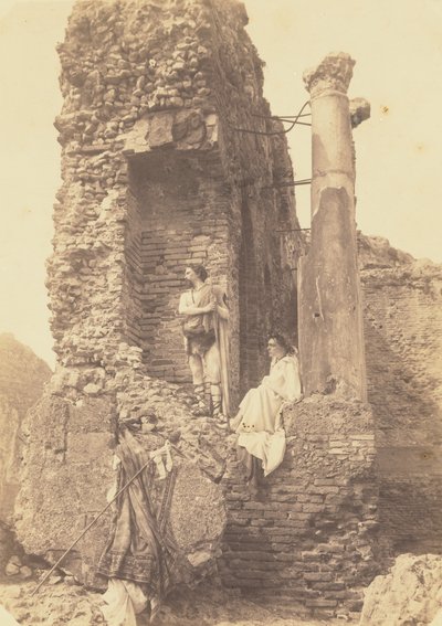 Dois homens trajados junto a ruínas de Baron Wilhelm von Gloeden