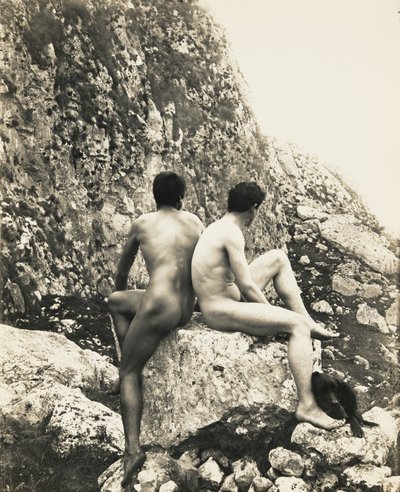 [Dois jovens masculinos nus numa rocha]. de Baron Wilhelm von Gloeden