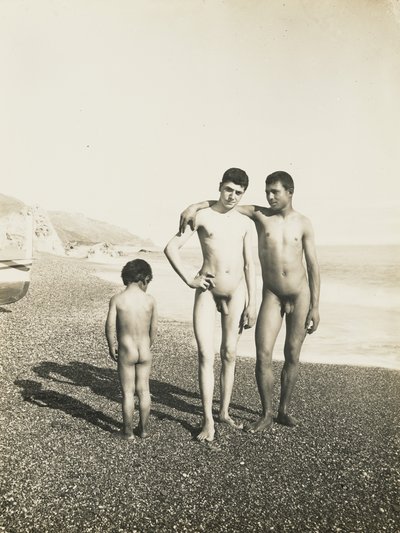 Dois jovens e um rapaz na praia de Baron Wilhelm von Gloeden