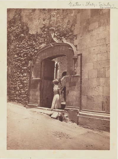 [Mulher a entrar no portão]. de Baron Wilhelm von Gloeden