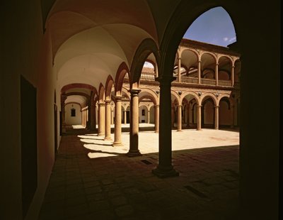 Vista da galeria dos pátios interiores do hospital, projectada por Bartolomeu Bustamante (c.1499-1570) (foto) de Bartolome de Bustamante