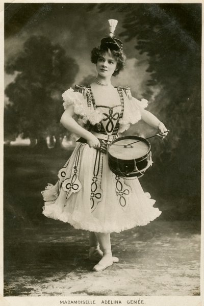 Adelina Genee, bailarina britânica de origem dinamarquesa, c1906. de Bassano Studio