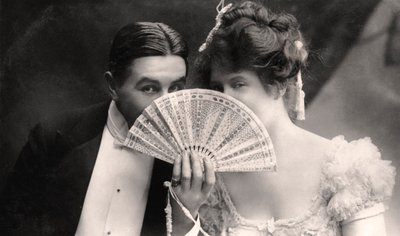 Billie Burke e Farren Soutar em uma cena de The Belle of Mayfair, início do século XX. de Bassano Studio