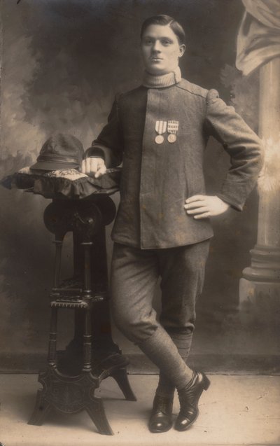 Álbum "The GM R. Army (World War I)": Soldado de Infantaria em uniforme do país (foto a p/b) de Battelli Battelli
