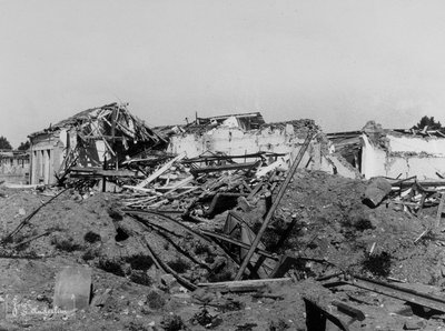 Os bombardeamentos de Sermide: edifícios danificados durante a segunda guerra mundial de Bayard and Bertall