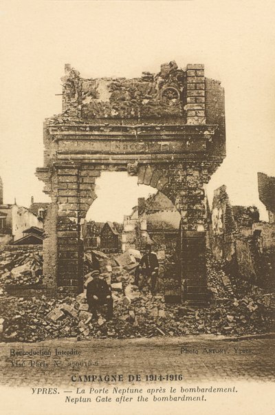 Portão de Netuno após o bombardeio, Ypres de Belgian Photographer