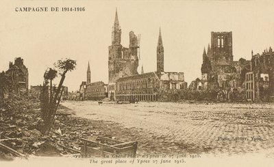 A Grand Place, Ypres, 27 de junho de 1915 de Belgian Photographer