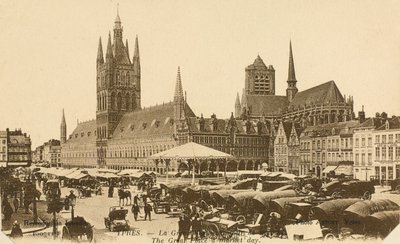 A Grand Place no dia do mercado, Ypres, Bélgica de Belgian Photographer