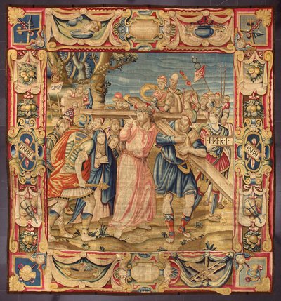 Cristo e Simão de Cirene (o Cireneu). (Quinta paragem da Via Sacra (carregando a cruz). Um pedaço da cruz tem a inscrição I.N.R.I. (INRI). Tapeçaria fabricada nas manufacturas de Bruxelas. Século XVI Genes, Musei di Strada Nuova de Belgian School