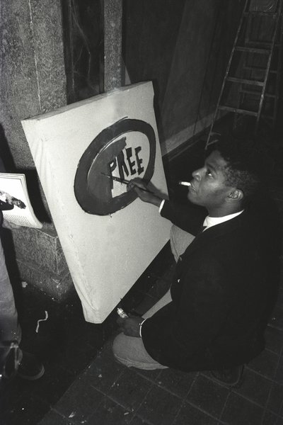 Pintura de Jean-Michael Basquiat "Pree" na Area, Nova Iorque de Ben Buchanan