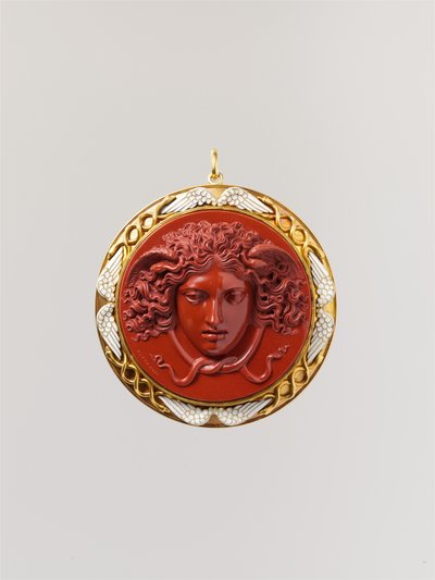Cabeça de Medusa (jaspe vermelho montado em ouro com esmalte branco) de Benedetto Pistrucci