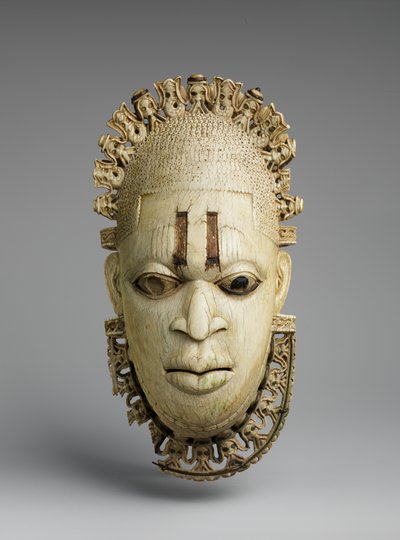 Máscara pendente Iyoba (Rainha Mãe) de Benin Benin