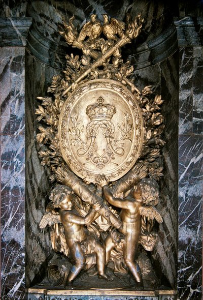 Escultura no desembarque do Escalier de la Reine, celebrando simbolicamente o casamento de Luís XIV e Marie-Therese da Áustria de Benoit or Massou Masson
