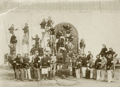 Um grupo de tiro de bombeiros em Zichron Yaacov, c.1898-1900 de Bernard Edelstein