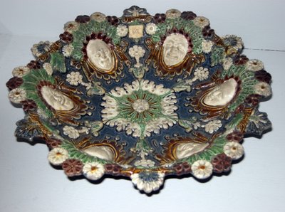 Prato com rostos grotescos (faiança) de Bernard Palissy