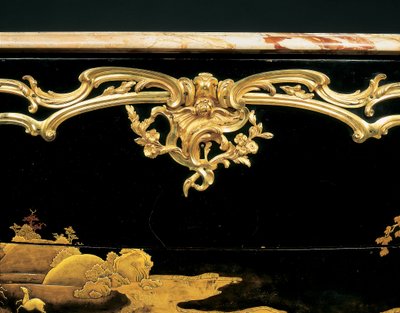 Cômoda (laca japonesa montada em ormolu) de Bernard van Risenburgh II