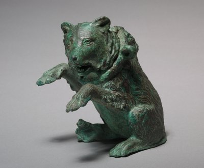 Ampulla de óleo em forma de urso dançante, século III (bronze) de Nicolas d