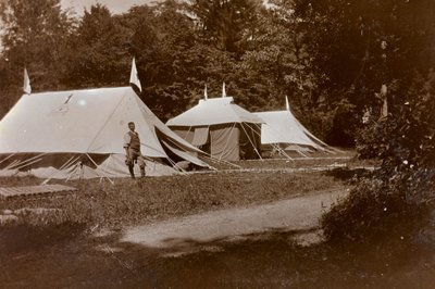 Álbum da Primeira Guerra Mundial em Friuli-Venezia Giulia: aceitação de tendências, cirurgia e curativo em frente à Villa Brazzà, lar do 17º Hospital de Guerra em Soleschiano Manzano, foto tirada da torre da igreja, 19/05/0116 (foto a p/b) de Bietti Bietti