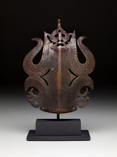 Ornamento de toucado de guerreiro: figura frontal de Bornean Bornean