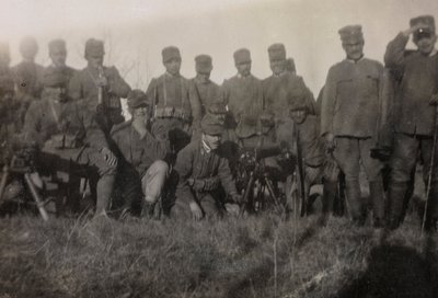 Álbum da Primeira Guerra Mundial em Friuli-Venezia Giulia: retrato de grupo dos soldados armados da Infantaria 112.mo de Bourbon Del Monte