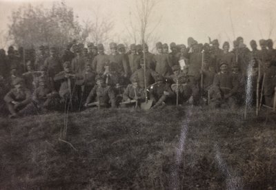 Álbum da Primeira Guerra Mundial em Friuli-Venezia Giulia: retrato de grupo dos soldados da Infantaria 112.mo com espadas junto à Torre do Rio de Bourbon Del Monte